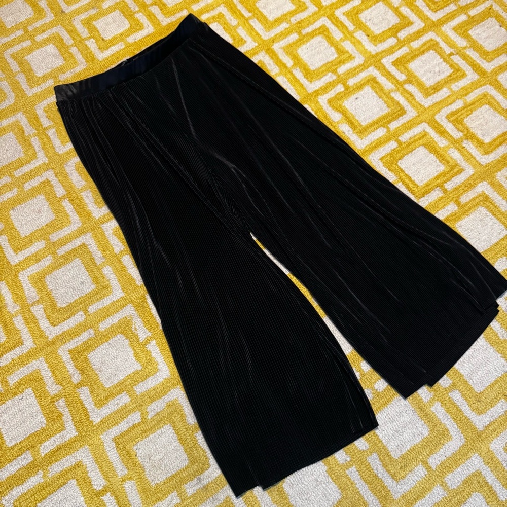 Torrid Black Satin like pants wide leg pleated texture elastic waist size 1